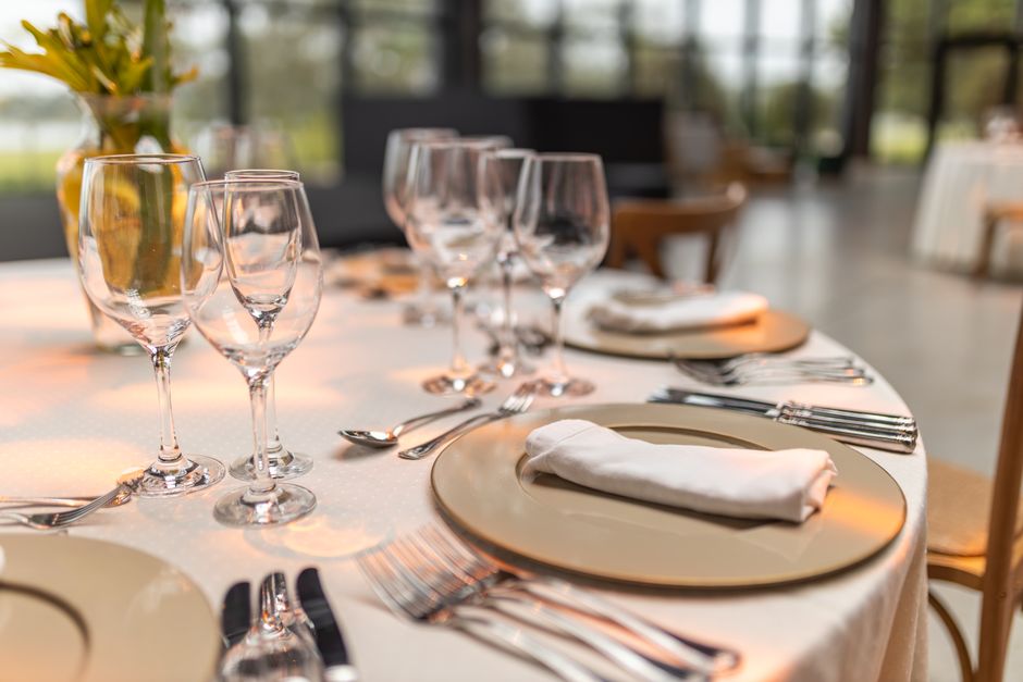 Een stijlvolle houten eetkamertafel op maat in een modern interieur, met stoelen eromheen en sfeervolle decoratie.