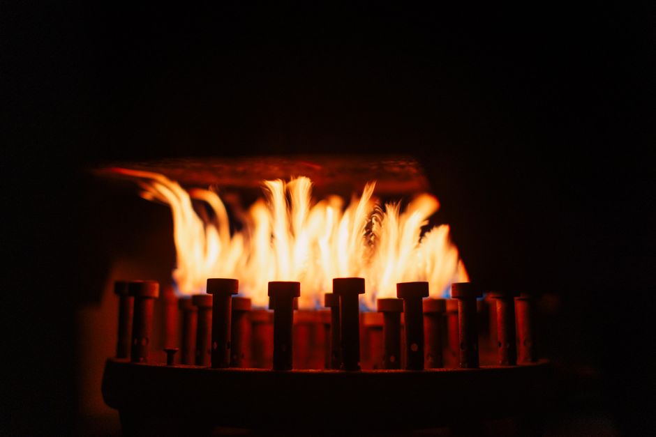 Een industriële omgeving met maatwerk buiselementen voor verwarming en procesoptimalisatie.